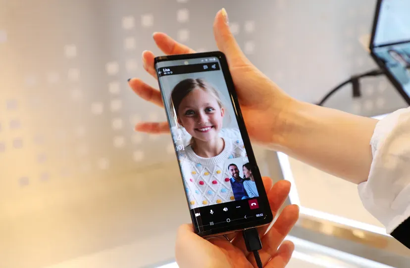 Flexible in   out Display Prototype From Samsung Display  P3
