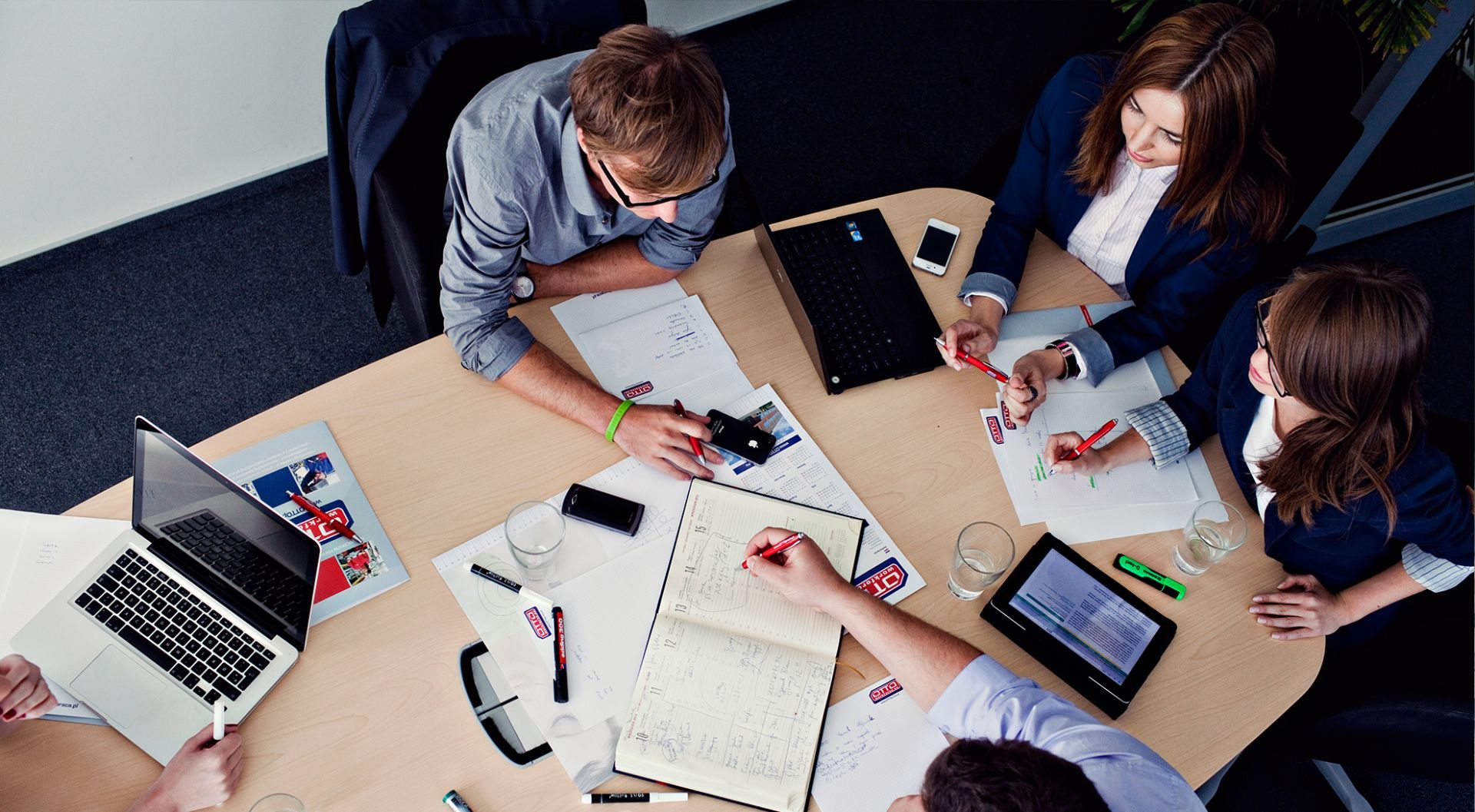 6450aa4155d9d44197075022 12333 Office Otto Work Force People Meeting 1920x1057