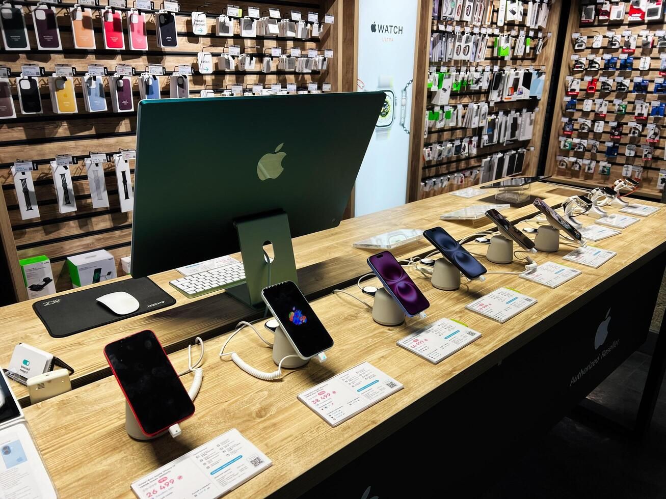 Kyiv Ukraine January 30 2025 Modern Electronics Store With Apple Products Displayed on a Counter Free Photo