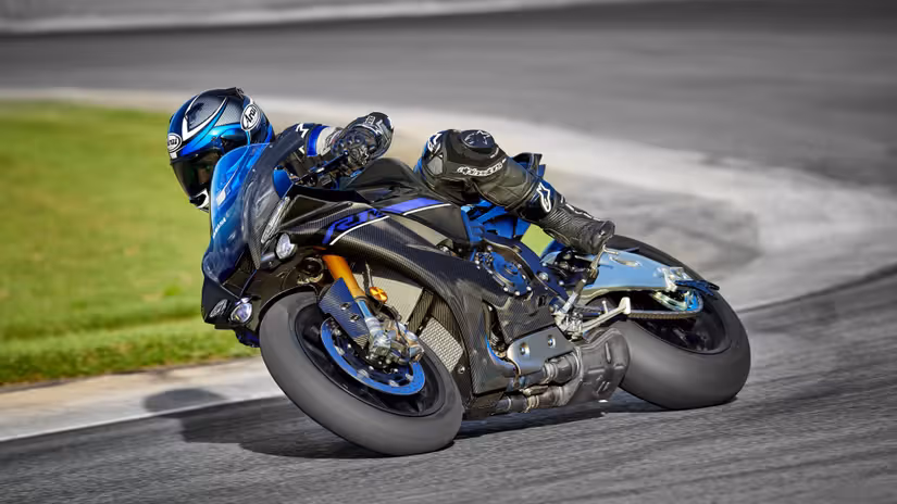 2024 Yamaha Yzf R1m Action