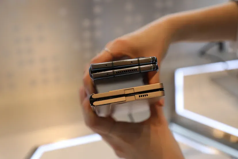 Flexible in   out Display Prototype From Samsung Display  P4